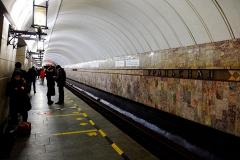 «Всюду разбросан мусор»: Екатеринбуржцы жалуются на грязь в метро