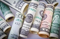 Екатеринбургский экономист рассказал, когда за доллар будут просить больше 100 рублей