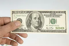 В аэропорту Кольцово изъяли фальшивую 100-долларовую купюру