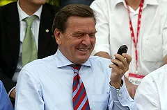 Песков прокомментировал информацию о слежке за Путиным через Шредера