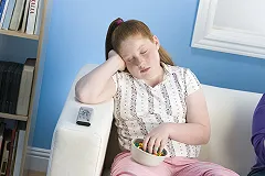 Ученые объяснили переедание при недосыпании