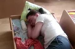 Родители хотят наказать воспитательницу, которая пьяная уснула в детской кроватке