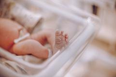 В свердловской семье, где 5-летний мальчик выпал с 8 этажа, ранее умирал ребенок