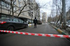 Мужчина с коробкой на шее пригрозил взорвать банк в центре Москвы