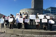 В центре Екатеринбурга прошел митинг феминисток, требовавших хлеба и роз