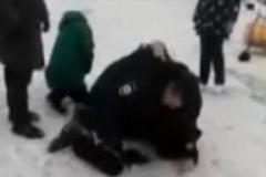 Полицейские протащили по снегу беременную женщину из-за отсутствия маски