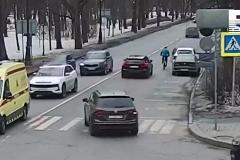 Появилось видео с погибшим в Петербурге велосипедистом, упавшим под машину