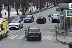 Появилось видео с погибшим в Петербурге велосипедистом, упавшим под машину