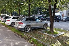 В мэрии Екатеринбурга неофициально похвалили устроивших парковку на газоне