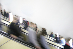 На эскалаторе метро женщину задушило шарфом