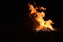 Водитель, которого спасли из горящей машины на Лучистой, находится в реанимации