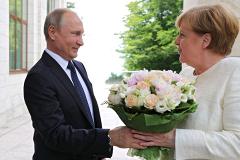 Почему Bild назвал оскорблением подаренный Путиным Меркель букет цветов