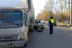 Пьяный водитель врезался в грузовик на Амундсена и сбежал, оставив погибшего пассажира