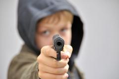 В Екатеринбурге подросток угрожал пистолетом бабушке