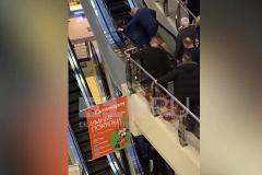 В ТЦ Екатеринбурга ребёнка зажало в эскалаторе