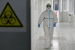 Пациентов не пускают: в поликлинике Екатеринбурга медики надели защитные костюмы