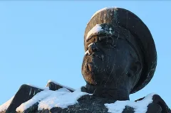 Чиновница заплатит 20 тыс. за то, что не уберегла маршала Жукова от голубей