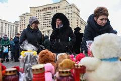 На Урале дети поджигают игрушки, принесенные в память о погибших в Кемерове