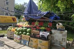 Мэрия Екатеринбурга проводит снос нелегально установленных палаток с фруктами