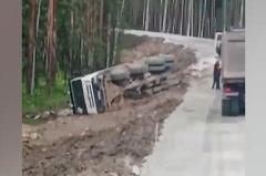 Под Екатеринбургом на строящейся дороге перевернулся грузовик