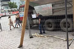 Юрий Дёмин оштрафовал водителя грузовика за парковку на тротуаре