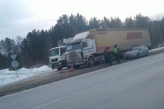 Экипаж ДПС «реанимировал» фуру и спас от холода водителя на Московском тракте
