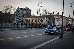 «Упал с моста». Роскомнадзор выдал памятки с примерами, как писать о суициде