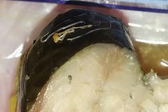 Свердловчанка купила в «Монетке» рыбу с глистами — фото