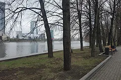 Подарок к 300-летию Екатеринбурга: на городской набережной установили новые скамейки