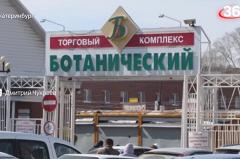 В Екатеринбурге работник киоска с самсой при виде проверяющих залез в тандыр