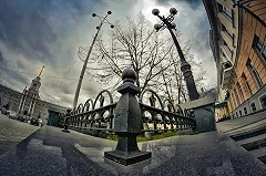 Пара занялась сексом на капоте машины у администрации Екатеринбурга