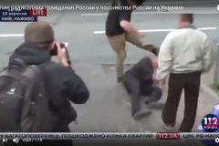 Гражданина России избили у посольства в Киеве