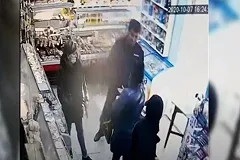 Полицейский оштрафовал свердловчанку, сделавшую ему замечание за отсутствие маски — видео