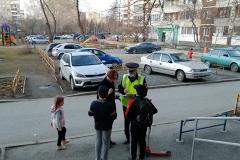 В Екатеринбурге ребенок набежал на движущийся автомобиль во дворе