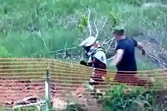 В Каменске-Уральском отец во время мотогонок набросился на сына с кулаками