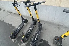 Екатеринбурженка накатала на электросамокате 170 тысяч рублей за чужой счёт. Ей грозит реальный срок