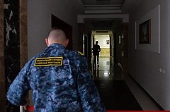 Суд Красноярска арестовал школьницу, напавшую с зажигательной смесью и молотком на класс