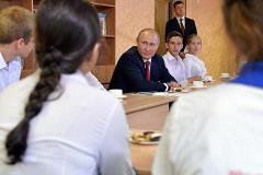 Путин посоветовал школьникам не задирать нос