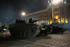 СМИ: Военная техника разрушила ровный асфальт в центре Екатеринбурга