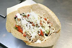 В Пионерском поселке снесут «Шаурму», мешающую движению по тротуару