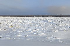 «Спасли одного». Снегоход с двумя людьми провалился под лед в Свердловской области