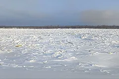 «Спасли одного». Снегоход с двумя людьми провалился под лед в Свердловской области