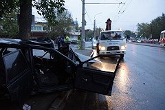 Jeep отбросило на угол дома на Уралмаше после столкновения с Nissan Almera