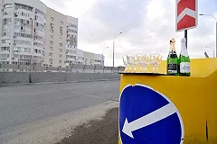 По пути из Кольцово «восьмерка» снесла бетонное ограждение