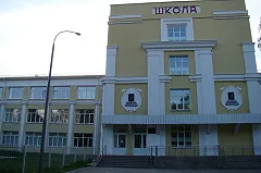 Снос школы на ВИЗ-бульваре остановили из-за требования признать её памятником