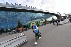 В московских аэропортах разрешили лежать на полу и кататься верхом