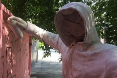 Арт-объект на Толмачева дополнили граффити в защиту Ивана Голунова