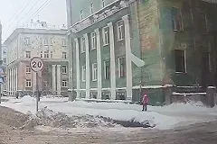 Ребенка едва не убило снежной глыбой