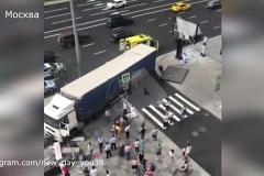 Грузовик с умершим водителем выехал на тротуар на Садовом кольце в Москве