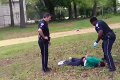 В США полицейский 8 раз выстрели в спину безоружного афроамериканца